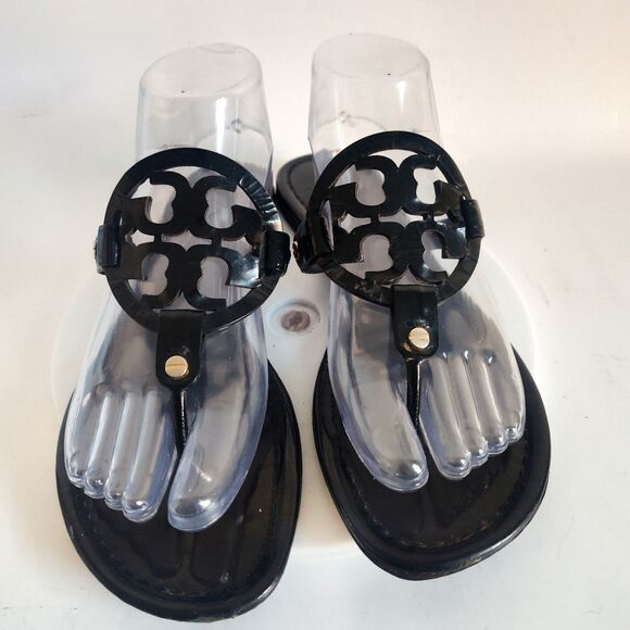 Tory Burch Sandals Size 8.5 Miller Logo Black Patent Leather Flat Thong Preppy - Picture 1 of 12